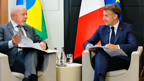 Presidente Lula com Emmanuel Macron durante agenda na França, após convite do líder francês - Imagem: Ricardo Stuckert