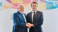 Reencontro de Lula (PT) com o presidente da França, Emmanuel Macron, no G7 - Imagem: reprodução/Facebook