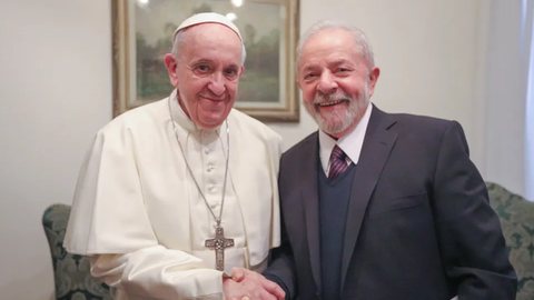 Presidente Lula ao lado do Papa Francisco - Imagem: reprodução/Twitter @LulaOficial