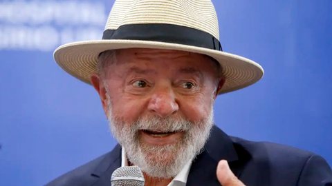 Antes de sua saída, o presidente fez uma aparição inesperada durante a coletiva de imprensa convocada pelos médicos para anunciar sua alta - Imagem: Paulo Pinto/Agência Brasil
