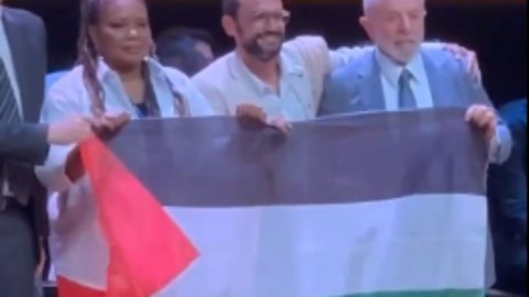 O gesto de Lula acontece sua polêmica fala sobre a guerra entre Israel e o Hamas - Imagem: Reprodução/X @HoyPalestina