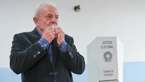 Ex-presidente Luiz Inácio Lula da Silva (PT) durante a votação neste domingo (2) - Imagem: reprodução/Facebook
