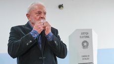 Ex-presidente Luiz Inácio Lula da Silva (PT) durante a votação neste domingo (2) - Imagem: reprodução/Facebook