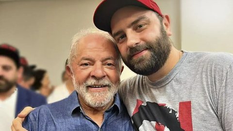Lula (PT) ao lado do filho Luis Claudio durante comemoração da vitória nas urnas em outubro de 2022 - Imagem: reprodução/Facebook