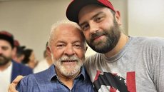 Lula (PT) ao lado do filho Luis Claudio durante comemoração da vitória nas urnas em outubro de 2022 - Imagem: reprodução/Facebook