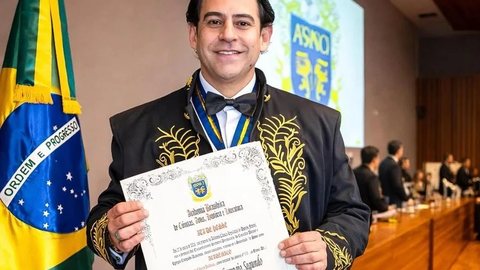 Danilo Sampaio Segundo durante solenidade em Brasília, onde recebeu honraria e tomou posse em academia nacional. - Imagem: Reprodução
