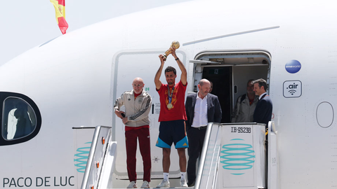 A delegação desembarca em Madri nesta segunda-feira para desfilar em ônibus aberto e comemorar o bicampeonato mundial com a torcida - Imagem: Reprodução