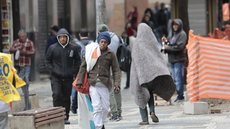 Pessoas caminham durante frio e baixa temperatura na capital paulista - Imagem: Reprodução / Agência Brasil / Paulo Pinto