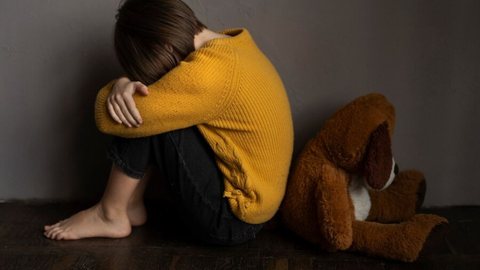 Mãe e padrasto são presos por estupro de vulnerável - Imagem: Reprodução / Freepik