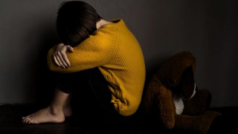 Mãe é presa após trocar filha de 3 anos por crack no interior de SP - Imagem: Reprodução / Freepik