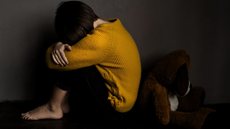 Mãe é presa após trocar filha de 3 anos por crack no interior de SP - Imagem: Reprodução / Freepik