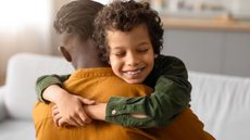 Conscientização e combate ao abuso infantil exigem mais que discursos; é hora de ações efetivas e recursos públicos. - Imagem: Reprodução | Freepik