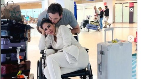 Na última quinta-feira (25), Maíra Cardi decidiu reaparecer em suas redes sociais. Ela apareceu em uma cadeira de rodas e deixou a maioria dos seus fãs confusos com o desabafo que fez - Imagem: reprodução/Twitter