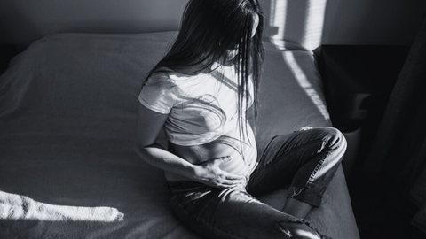 Mais de 11 mil partos no Brasil são resultantes de agressões sexuais - Imagem: Reprodução / Freepik