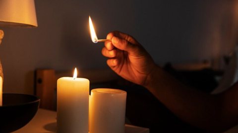 Mais de 65,9 mil imóveis permanecem sem energia neste domingo - Imagem: Reprodução / Freepik