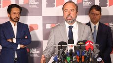O prefeito Ricardo Nunes, o governador Tarcísio de Freitas e o ministro Alexandre Silveira durante coletiva - Imagem: Divulgação / Paulo Guereta / Governo do Estado de São Paulo