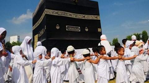 Peregrinos circundando Kaaba - Imagem: Reprodução / Blog Blibli