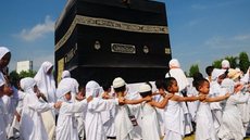 Peregrinos circundando Kaaba - Imagem: Reprodução / Blog Blibli