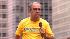 Malafaia responde ao STF e convoca a população para protestos, destacando a importância da liberdade de expressão garantida pela Constituição. - Imagem: Reprodução/YouTube/Silas Malafaia