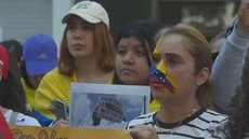 Aos sons do hino do país, os manifestantes puxaram um coro com gritos de clamavam por liberdade - Imagem: Reprodução/g1/Patrícia Santos/GloboNews