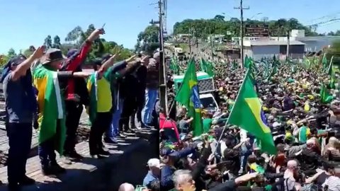 Manifestantes pró-Bolsonaro fazem gesto de saudação nazista durante protesto - Imagem: reprodução Twitter