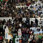 Familiares de pessoas desaparecidas marcham em direção ao Estádio Azteca para cobrar mais esforços das autoridades mexicanas na busca por seus parentes, horas antes da abertura da Copa do Mundo de 2026. - Imagem: REUTERS / Marian Carrasquero
