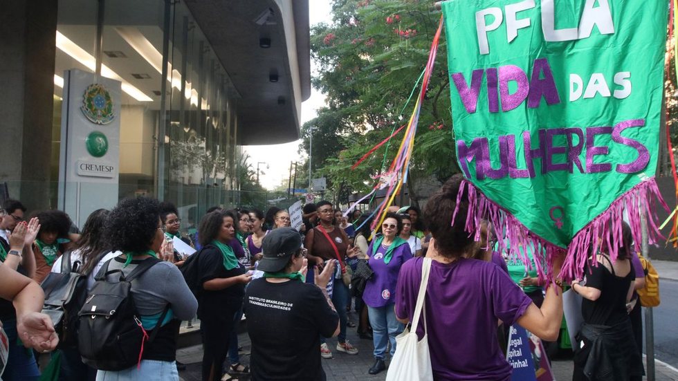 Manifestantes em frente ao Conselho Regional de Medicina do Estado de São Paulo - Imagem: Reprodução / Rovena Rosa / Agência Brasil
