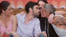 Marcelo Serrado choca web ao elogiar pênis de Caio Blat no Surubaum - Imagem: Reprodução/YouTube