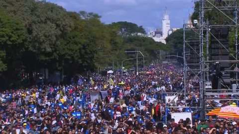 A previsão é de que cerca de 2 milhões de pessoas passem pelo centro ainda hoje - Imagem: Reprodução / TV Globo
