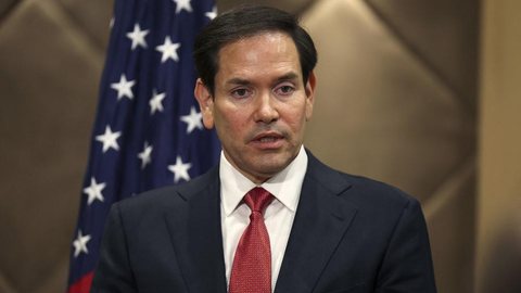 Evento em Washington reuniu Marco Rubio, Joesley Batista e Vicente Santini, coordenador da pré-campanha de Flávio Bolsonaro, durante celebração da independência dos Estados Unidos. - Imagem:  Umit Bektas / POOL / AFP