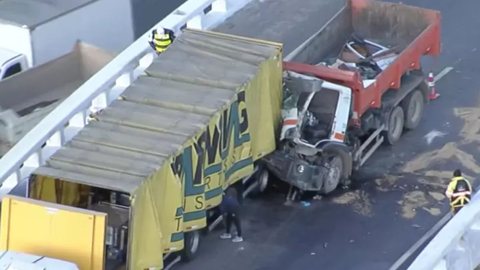 Acidente na Marginal Tietê deixa um morto e causa interdição de ponte nesta sexta-feira - Imagem: reprodução