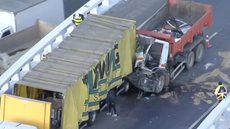 Acidente na Marginal Tietê deixa um morto e causa interdição de ponte nesta sexta-feira - Imagem: reprodução
