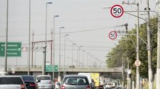 A CET interditou o trecho afetado e orienta motoristas sobre rotas alternativas para evitar congestionamentos na Marginal Tietê - Imagem: Reprodução / Marcelo Camargo / Agência Brasil
