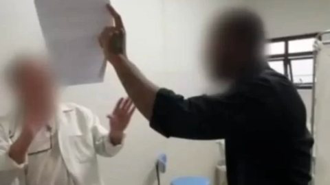 VÍDEO - marido de paciente bate em ginecologista suspeito de cometer crimes sexuais - Imagem: reprodução redes sociais
