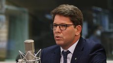 Mario Frias enfrenta pressão política após denúncia de suposto esquema de rachadinha envolvendo ex-assessora parlamentar. - Imagem: Reprodução