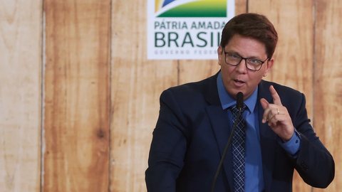 Mario Frias aparece em documentos da produção de Dark Horse como participante das gravações do filme sobre Jair Bolsonaro, enquanto registros da Câmara apontam presença em sessão legislativa na mesma data. - Imagem: Reprodução