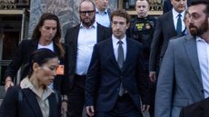 Mark Zuckerberg, CEO da Meta, deixa tribunal de Los Angeles após depor em julgamento sobre vício em redes sociais. - Imagem: Reprodução/AFP.