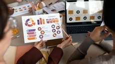 Marketing digital não é sobre postar, é sobre direcionar decisões - Imagem: Reprodução / Freepik