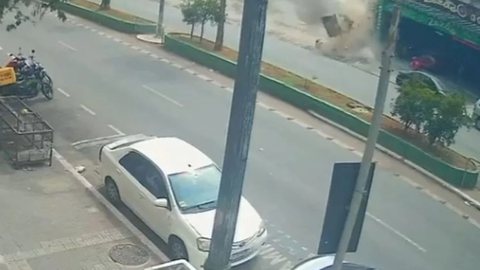 De acordo com o Corpo de Bombeiros, um dos trabalhadores teve escoriações leves e o outro sofreu ferimento no ombro - Imagem: Reprodução