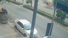De acordo com o Corpo de Bombeiros, um dos trabalhadores teve escoriações leves e o outro sofreu ferimento no ombro - Imagem: Reprodução