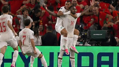 Issa Diop marca o gol de empate do Marrocos contra os holandeses - Imagem: Reprodução/Alfredo Estrella/AFP
