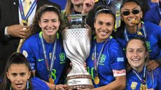 Marta e a seleção com o troféu da Copa América feminina - Foto: AFP