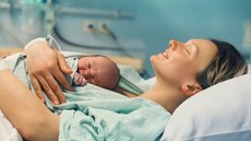 A maternidade é vista como um caminho de redenção e transformação, trazendo sentido e cura para muitas mulheres. - Imagem: Reprodução | Freepik