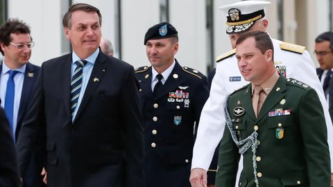 Mauro Cid detalha transações de joias e Rolex de luxo para Bolsonaro - Imagem: Reprodução / PR / Alan Santos