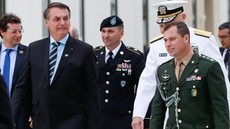 Mauro Cid detalha transações de joias e Rolex de luxo para Bolsonaro - Imagem: Reprodução / PR / Alan Santos