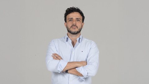 Luciano Huck virou alvo de críticas nas redes após declarações sobre o Bolsa Família; líder do MBL, Renan Santos saiu em defesa do apresentador. - Imagem: Divulgação / Luiz Rebelato