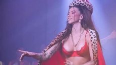 MC Pipokinha se complicou com o público desde que um vídeo dela recebendo sexo oral de uma mulher nua, durante um de seus shows, viralizou - Imagem: reprodução Instagram
