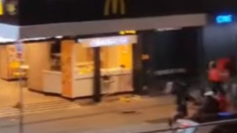 Seis entregadores teriam iniciado o tumulto e lançado pedras contra o McDonald's na última segunda-feira (4) - Imagem: Reprodução/Youtube CNN Brasil: #Shorts - Unidade do McDonald’s é atacada no centro de São Paulo
