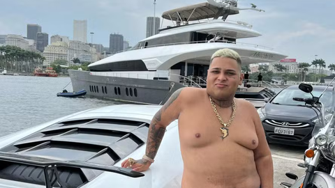 MC Ryan SP durante apresentação; funkeiro afirma ter renda mensal milionária enquanto é investigado por suspeitas de lavagem de dinheiro - Imagem: Reprodução