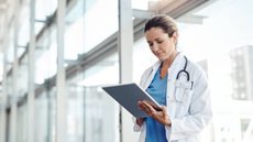 Apesar do aumento de médicas, homens ainda dominam especialidades mais lucrativas - Imagem: Reprodução / Pixabay